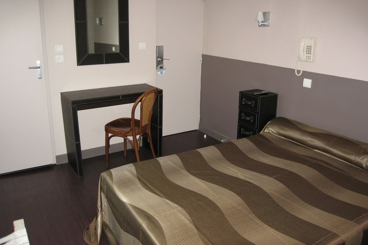 Zimmersafe, Verdunkelungsvorhänge, schallisolierte Zimmer