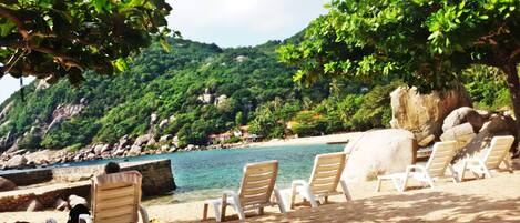 På stranden, solstolar, massage på stranden och snorkling
