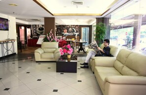 Lobby sitting area - Hallmark Hotel Leisure (Malacca City)