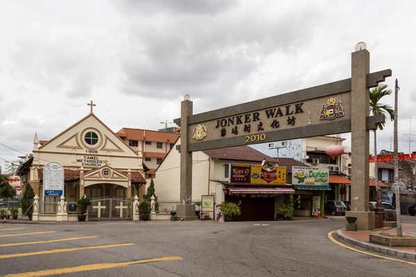 Una iglesia con una cruz en la parte superior, un letrero que dice 'JONKER WALK 2010', y un restaurante Durian Cottage.