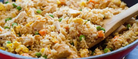 Une vue rapprochée d’un plat de riz sauté aux légumes et au poulet.