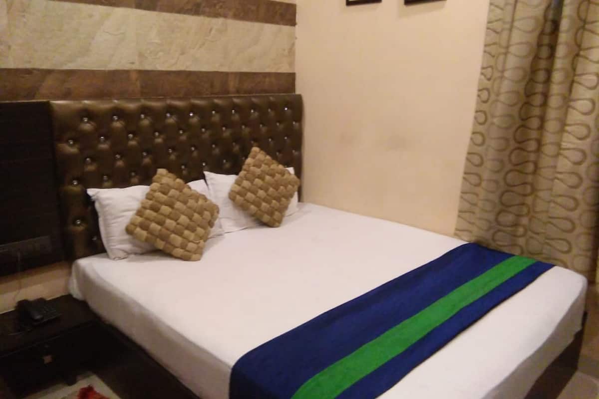 Deluxe kamer, 1 tweepersoonsbed | Een kluis op de kamer, een bureau, geluiddichte muren