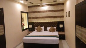 Superior Room, 1 Double Bed | In-room safe, desk, soundproofing - Shila International (Kolkata)