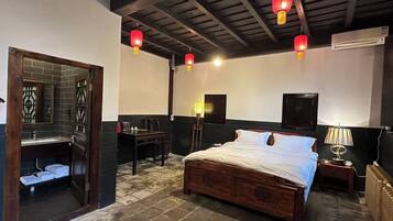 Deluxe Room | 1 bedroom, premium bedding, free minibar, individually decorated