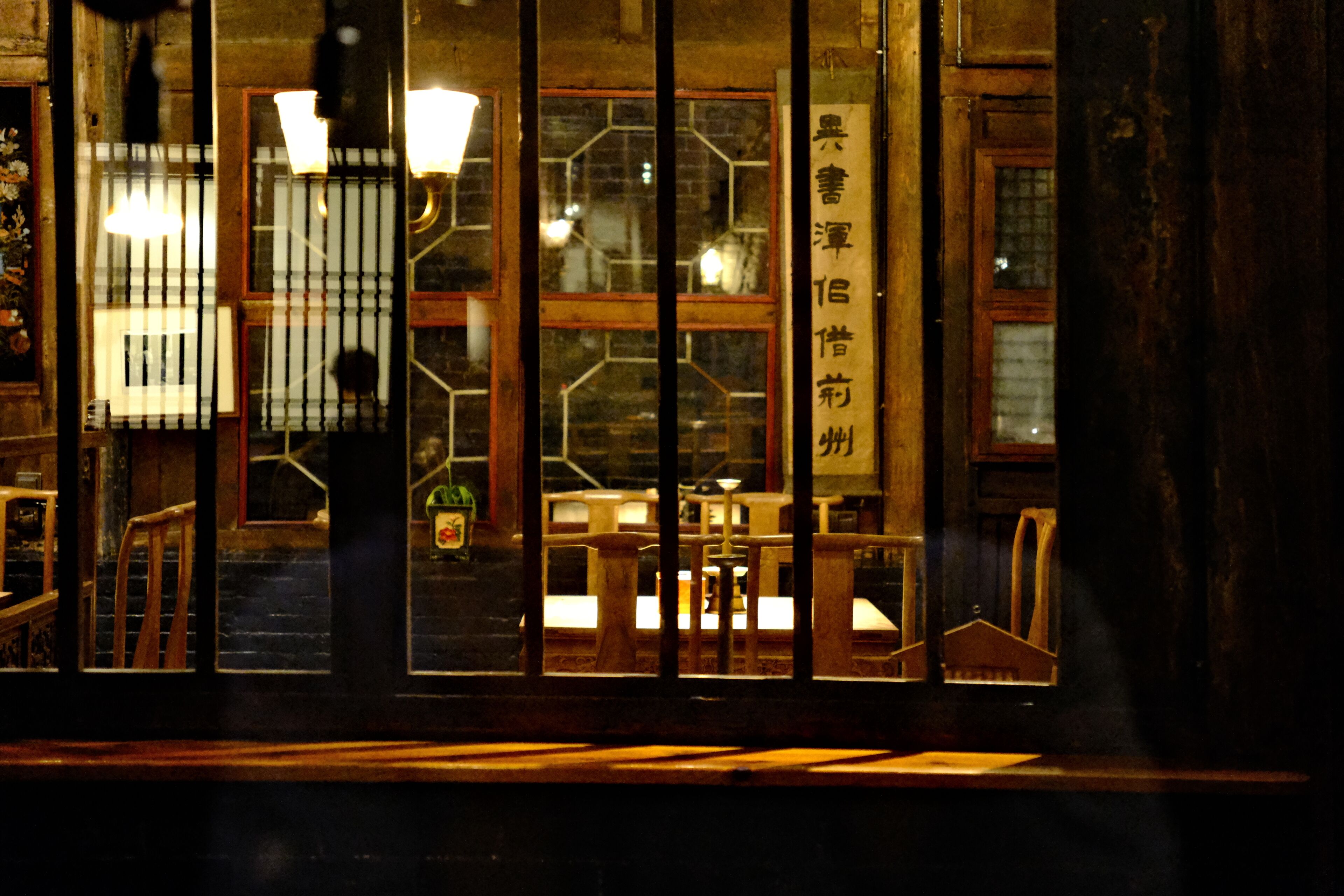 Un interior japonés tradicional con muebles de madera y puertas correderas.