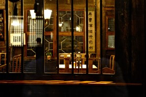 A traditional Japanese interior with wooden furniture and sliding doors. - Yide Hotel (Jinzhong)