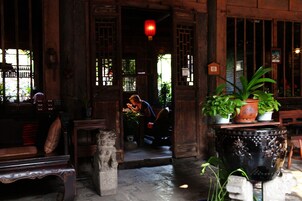 Frühstück, Mittagessen, Abendessen, Blick auf den Garten 