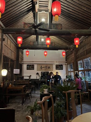 Breakfast, lunch, dinner served; garden views - Yide Hotel (Jinzhong)