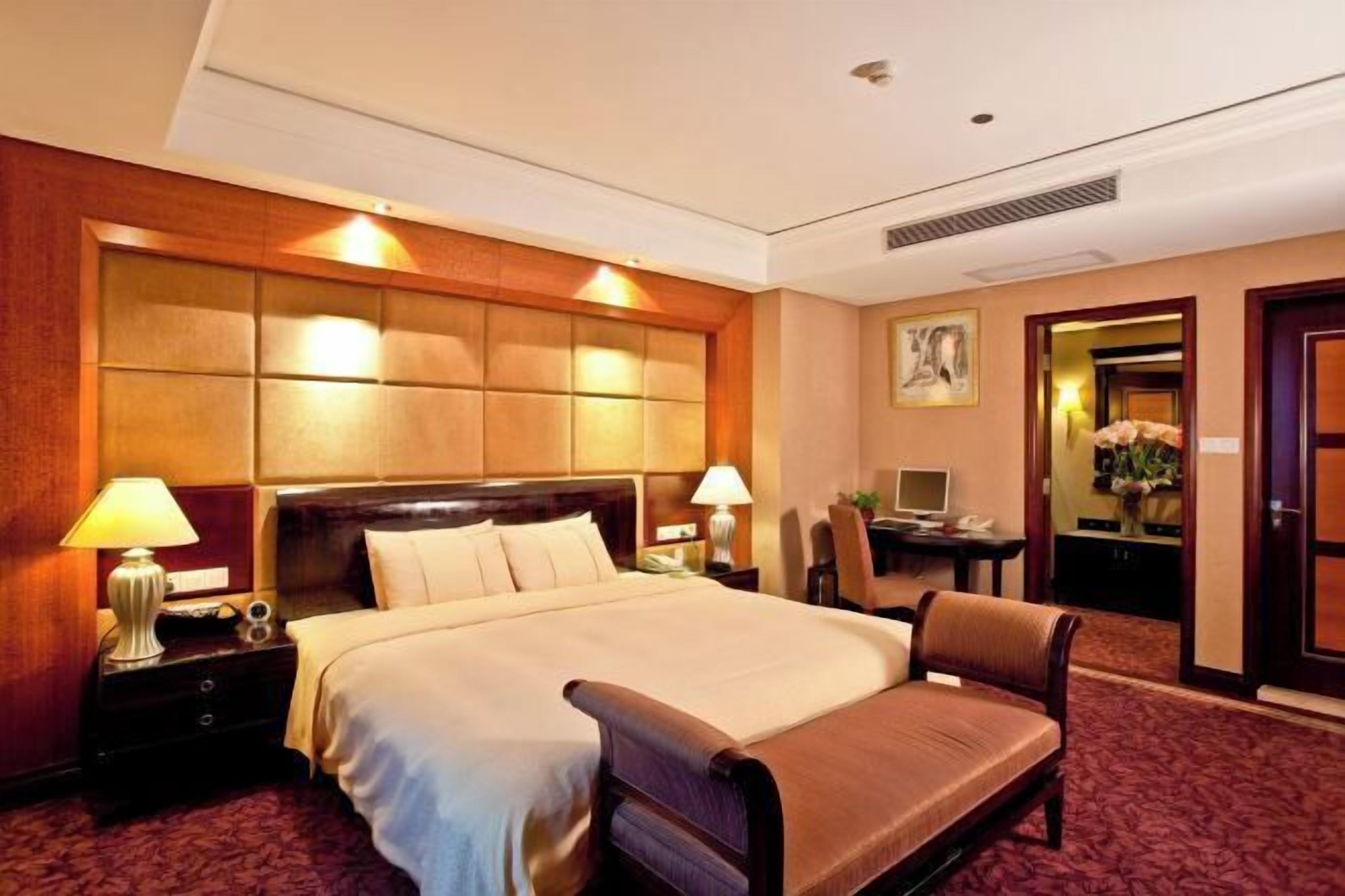 Minibar, in-room safe, alarm clocks