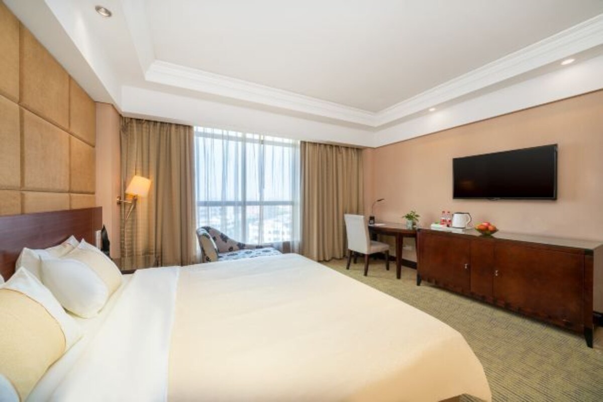 Minibar, in-room safe, alarm clocks