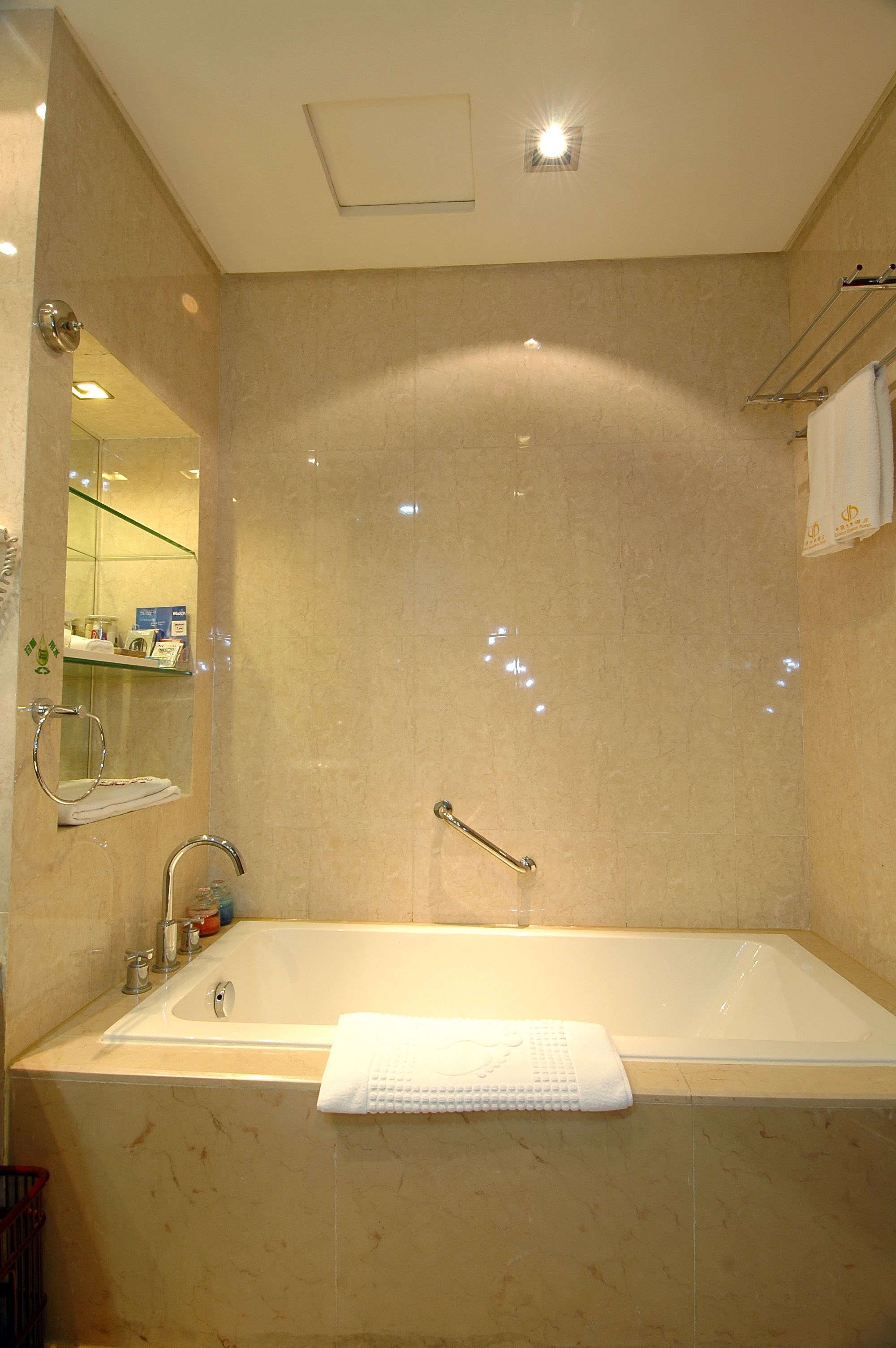 Deep-soaking bathtub