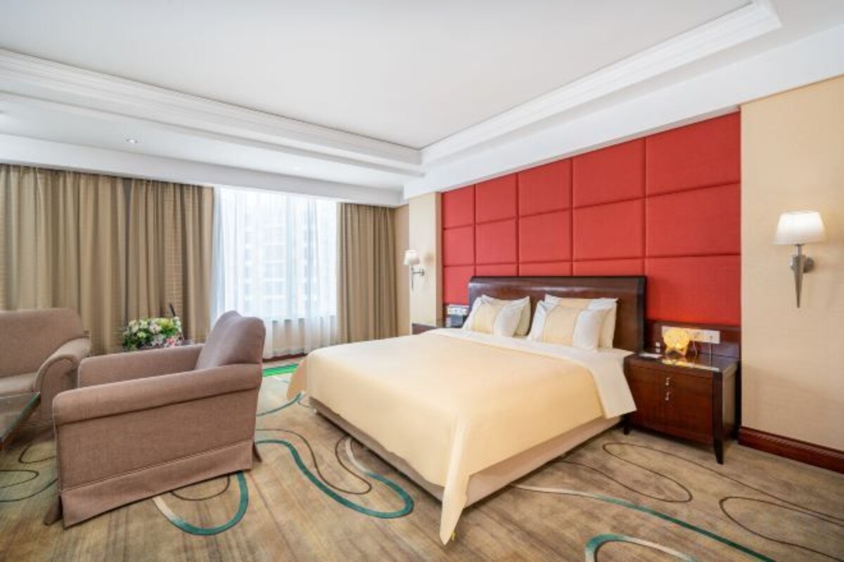 Minibar, in-room safe, alarm clocks