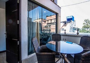 Luxury Suite, 1 King Bed, City View | Living area