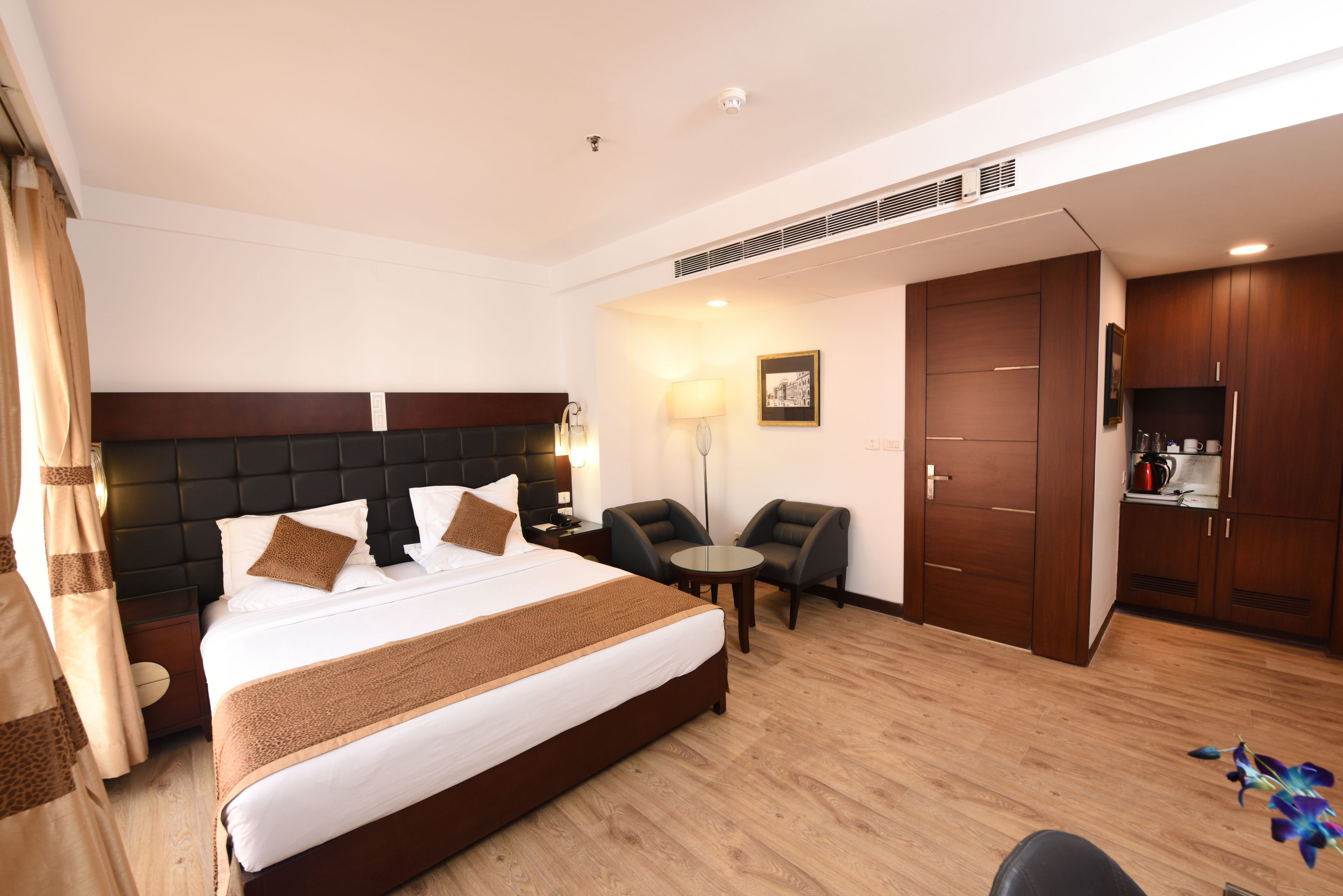 Quarto superior, 1 cama Queen, vista para a cidade | Vista do quarto