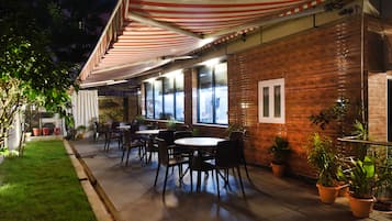 Café da manhã, almoço e jantar; culinária indiana, vistas para o jardim