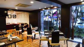 Café da manhã com buffet grátis todos os dias