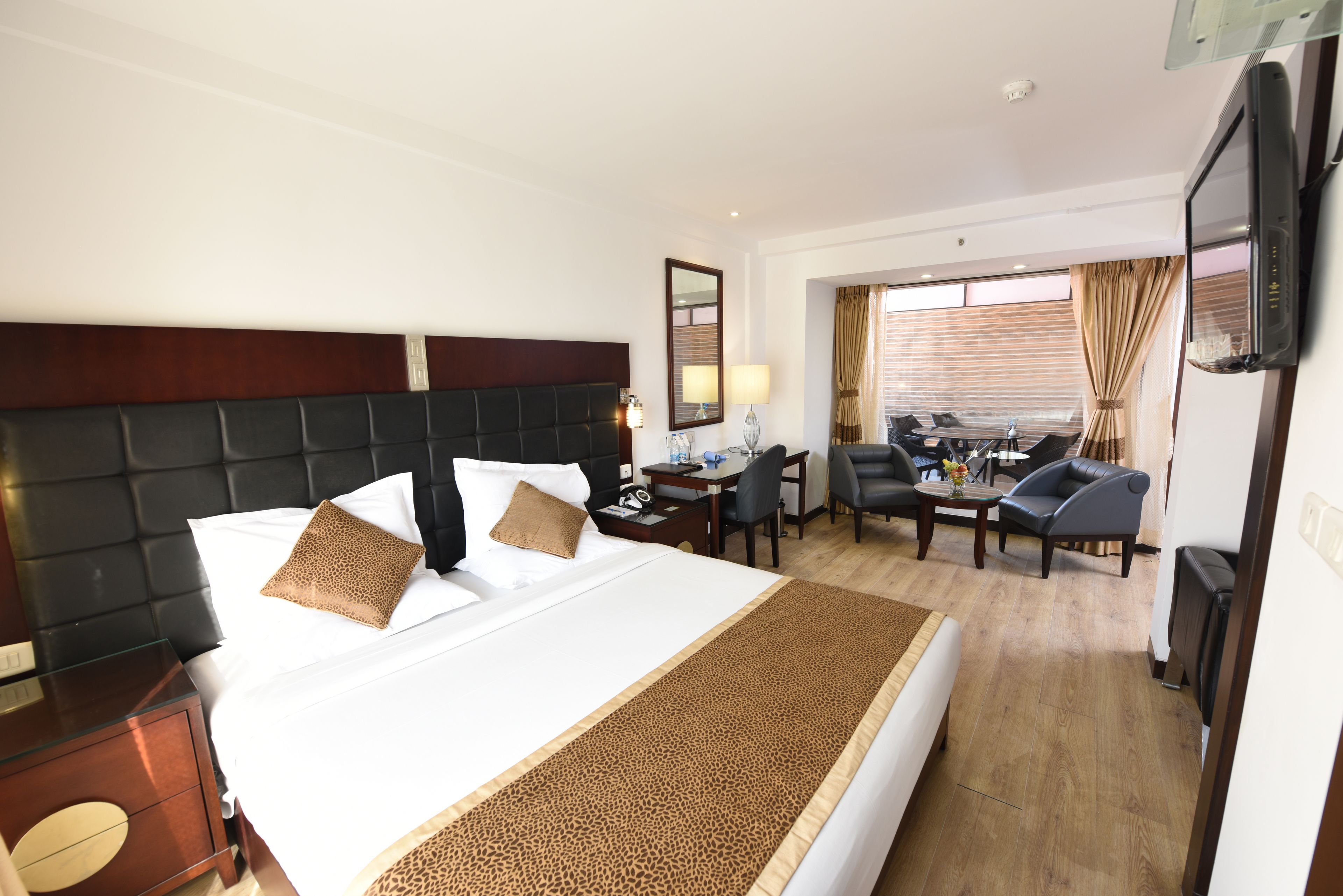 Luxury Suite, 1 King Bed, City View | 1 bedroom, premium bedding, Select Comfort beds, minibar