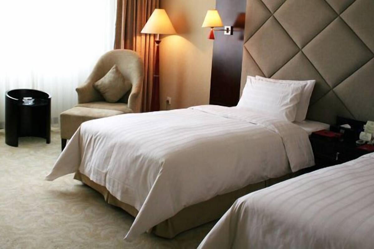 Habitación con 2 camas individuales | Minibar, caja fuerte, escritorio y wifi gratis