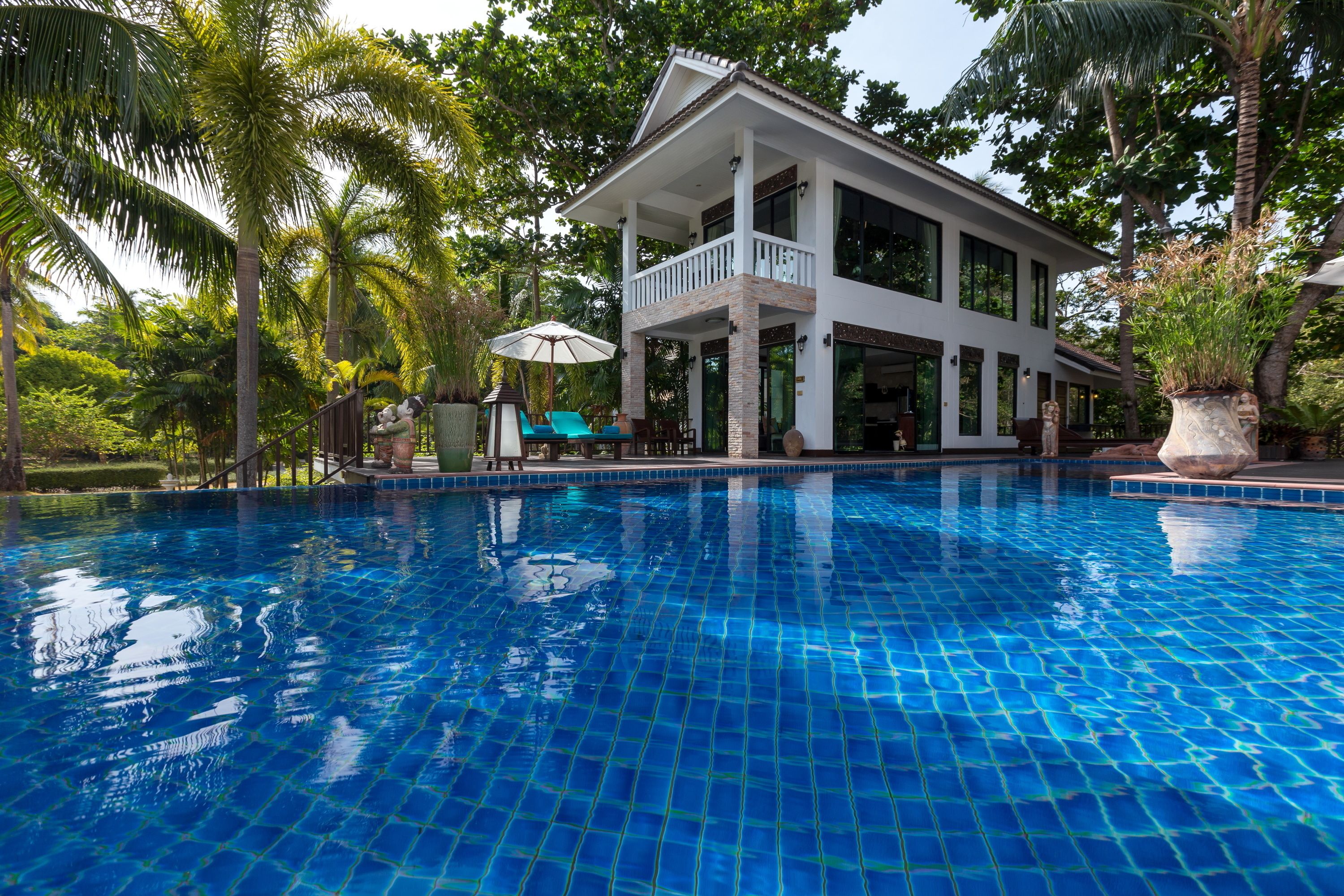 Piscine extérieure, parasols de plage, chaises longues