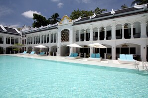 Outdoor pool, pool umbrellas, pool loungers - Racha Island Resort (Ko Racha Yai)