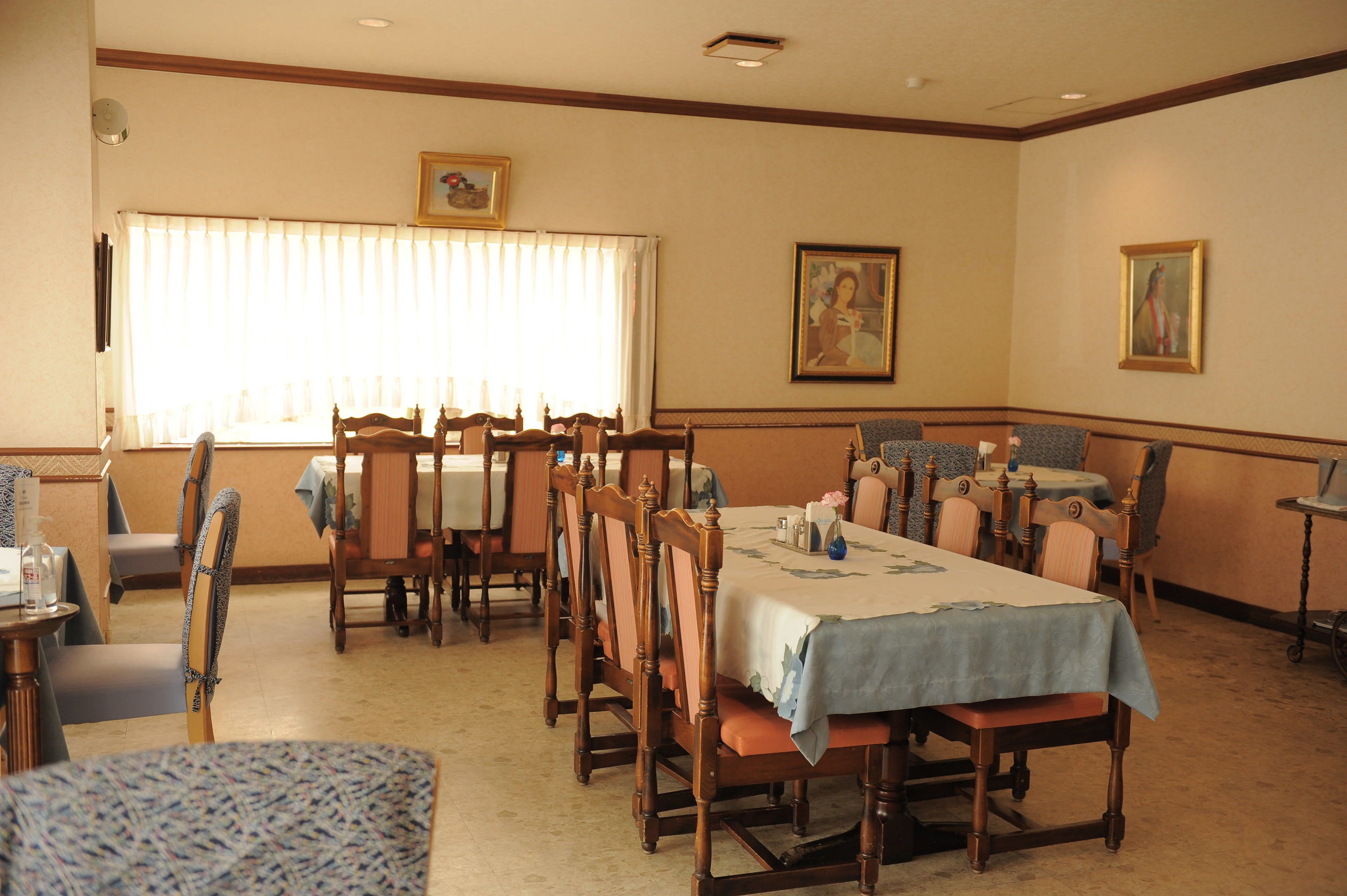 Petit déjeuner et dîner servis sur place, spécialités Cuisine locale