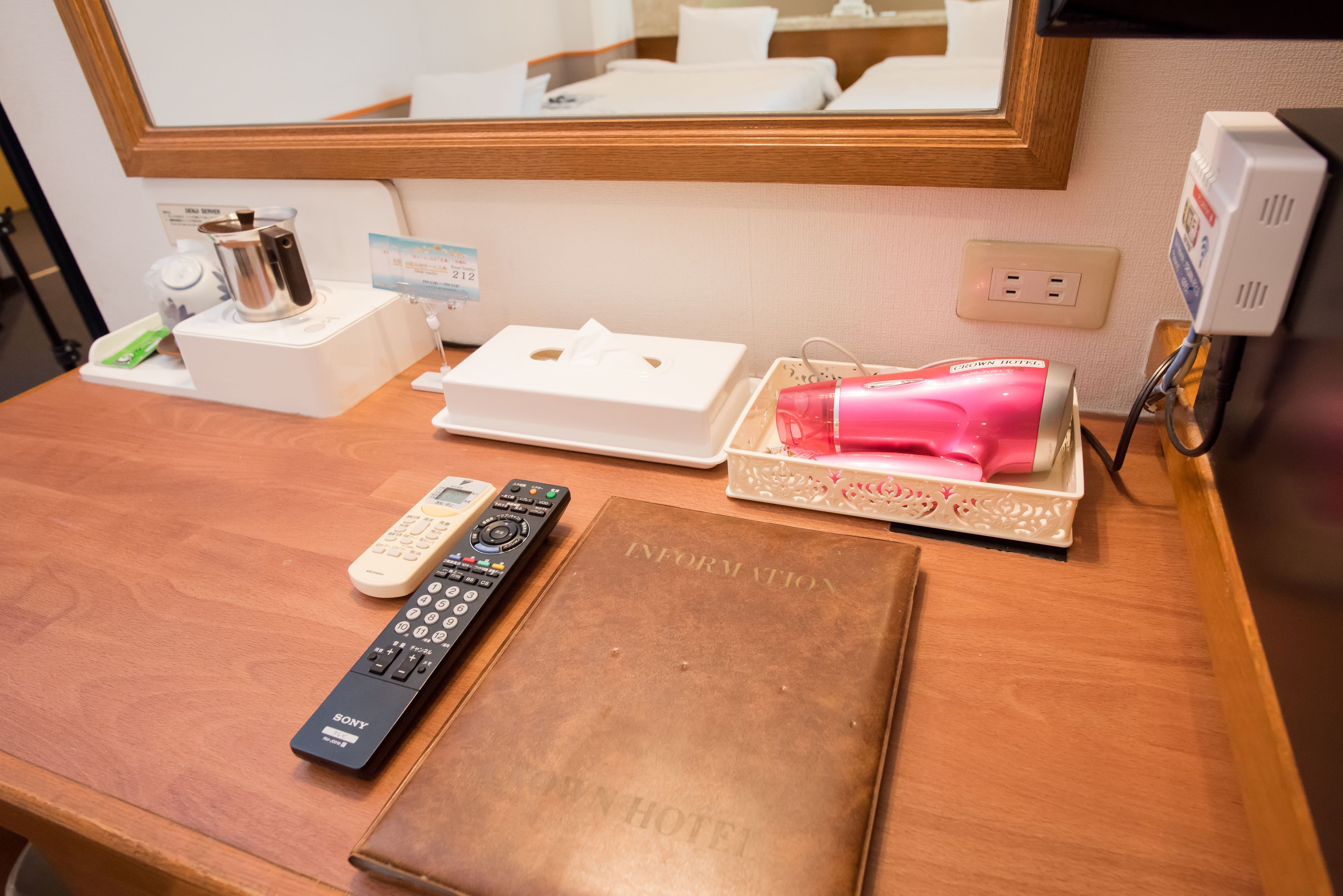 1 bedroom, down duvets, desk, laptop workspace