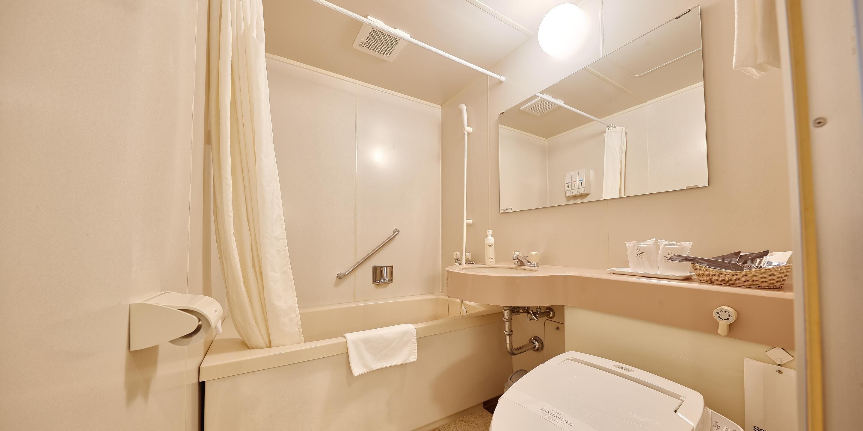 combined shower/bathtub, free toiletries, hair dryer, slippers