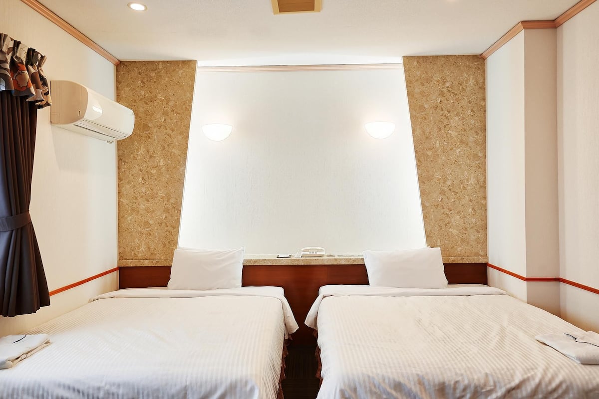 1 bedroom, down duvets, desk, laptop workspace