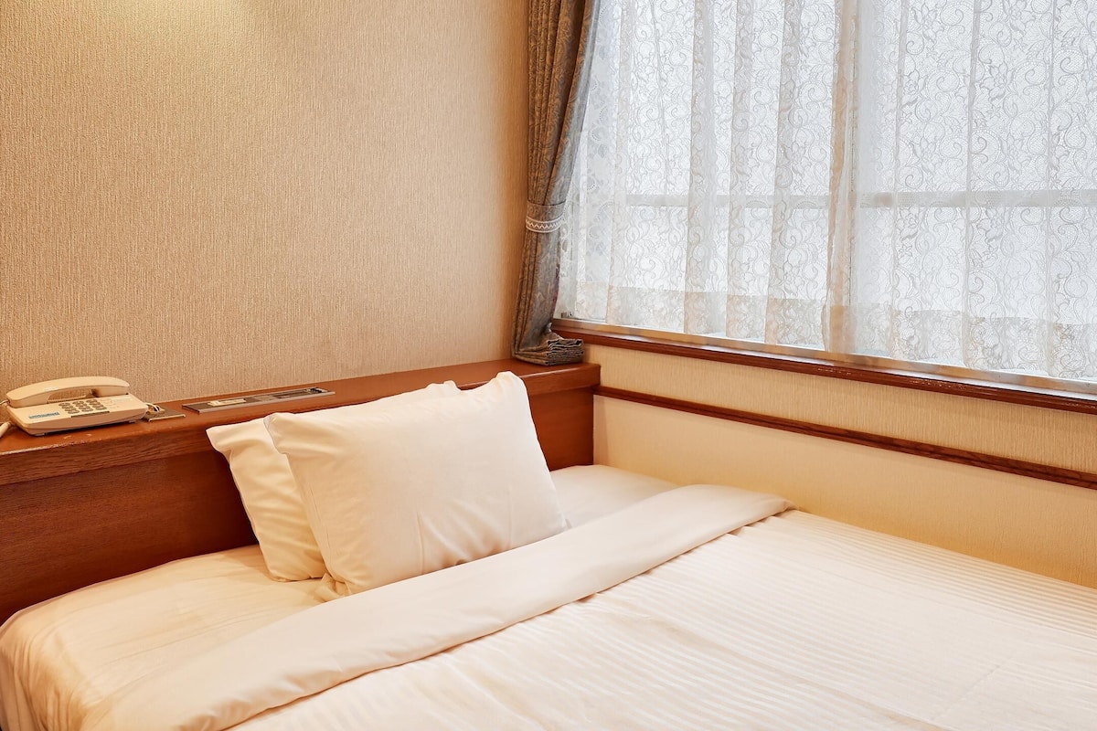 1 bedroom, down duvets, desk, laptop workspace