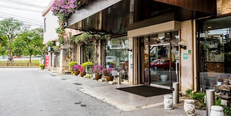 住宿入口. 皇冠大冲绳酒店