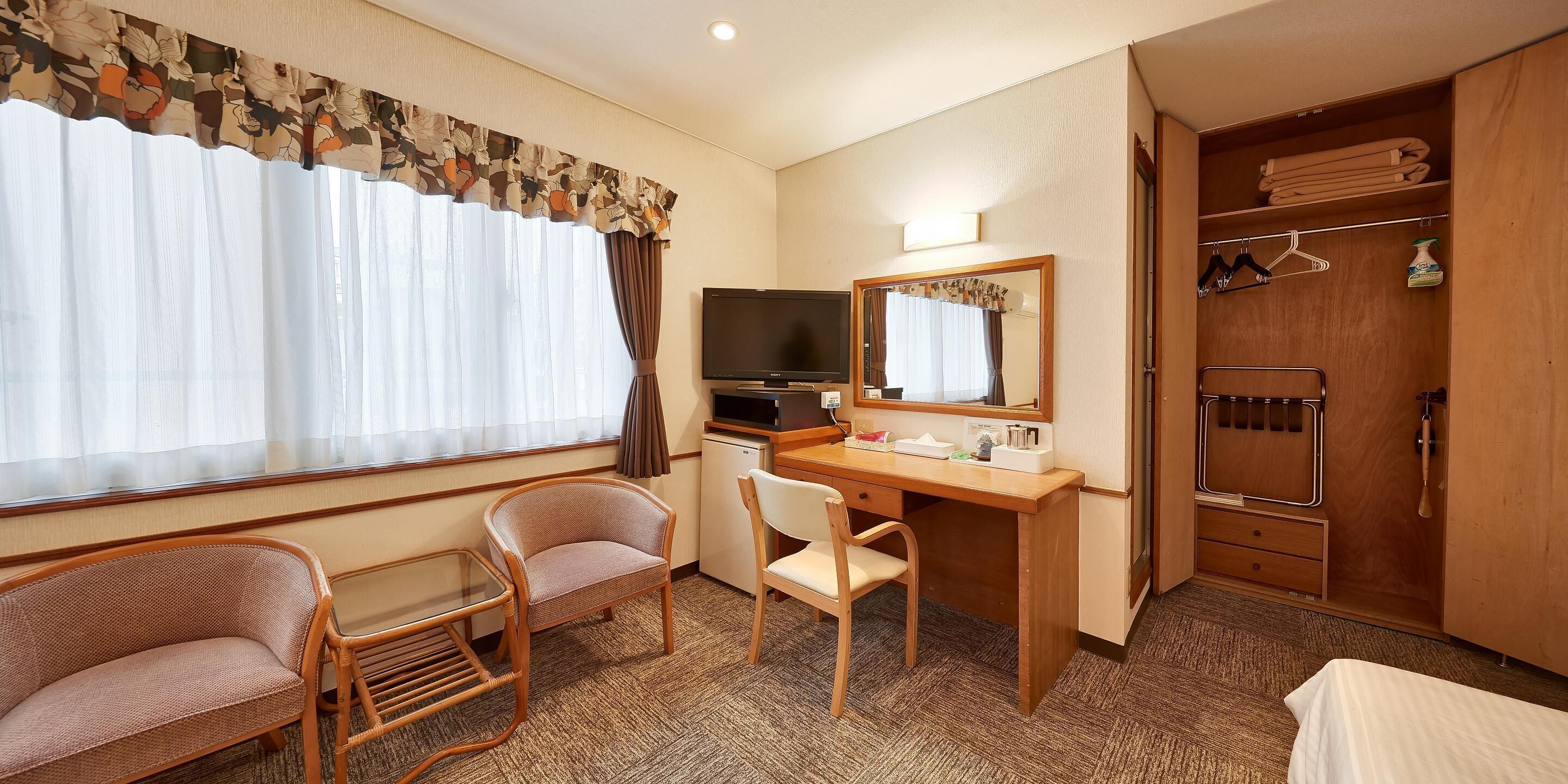 トリプルルーム ベッド (複数台) 禁煙 | リビングルーム | 32 インチの液晶テレビ (デジタル放送視聴可)、テレビ