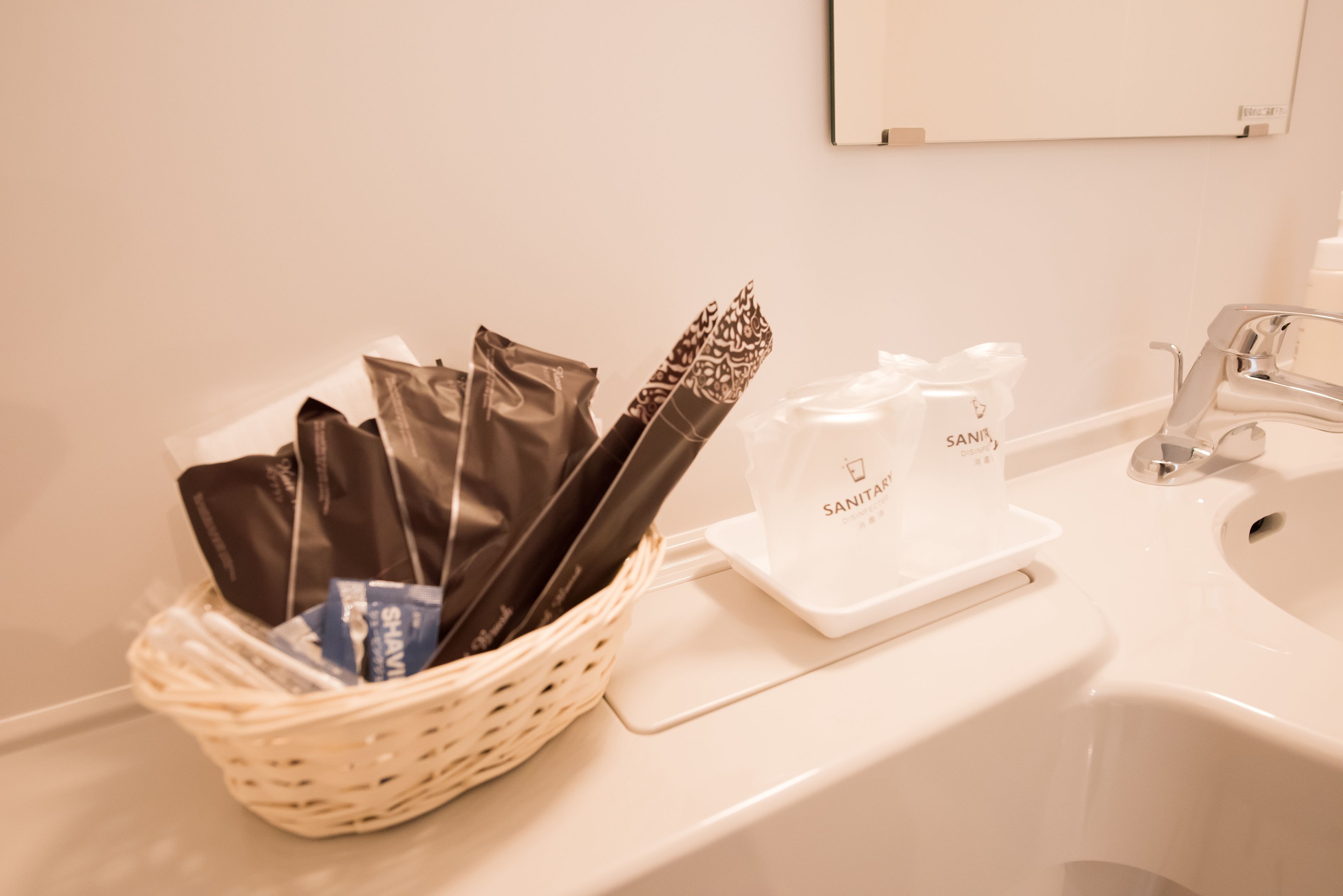 combined shower/bathtub, free toiletries, hair dryer, slippers