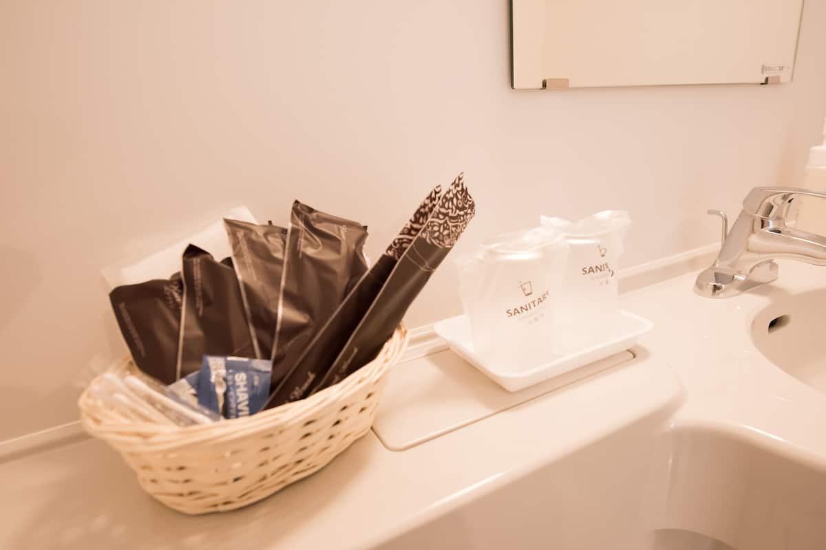 combined shower/bathtub, free toiletries, hair dryer, slippers