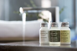 家庭客房 | 浴室設施 | 獨立浴缸和淋浴設備、全浸式浴缸、免費盥洗用品、吹風機