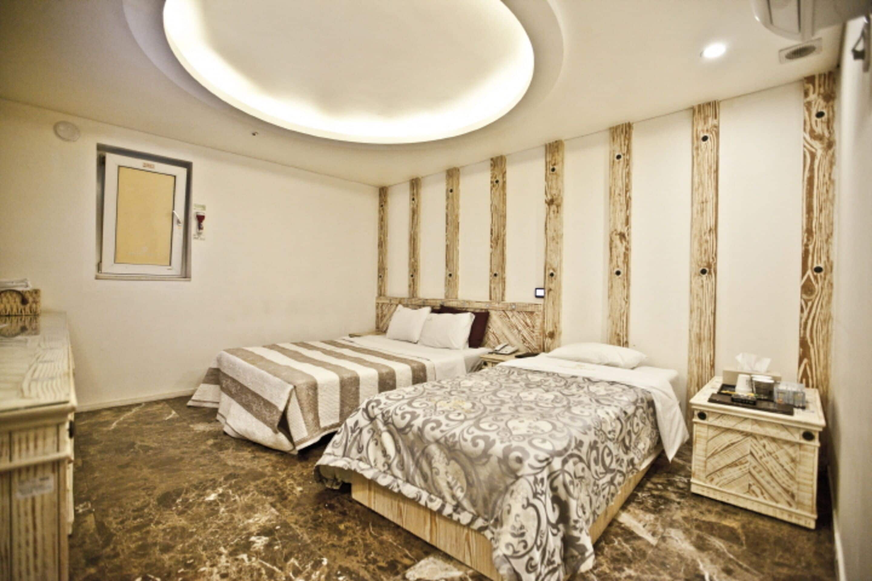 Kamar Keluarga | Meja kerja, Wi-Fi gratis, dan seprai linen