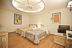 Quarto família | Escrivaninha, Wi-Fi de cortesia, roupa de cama