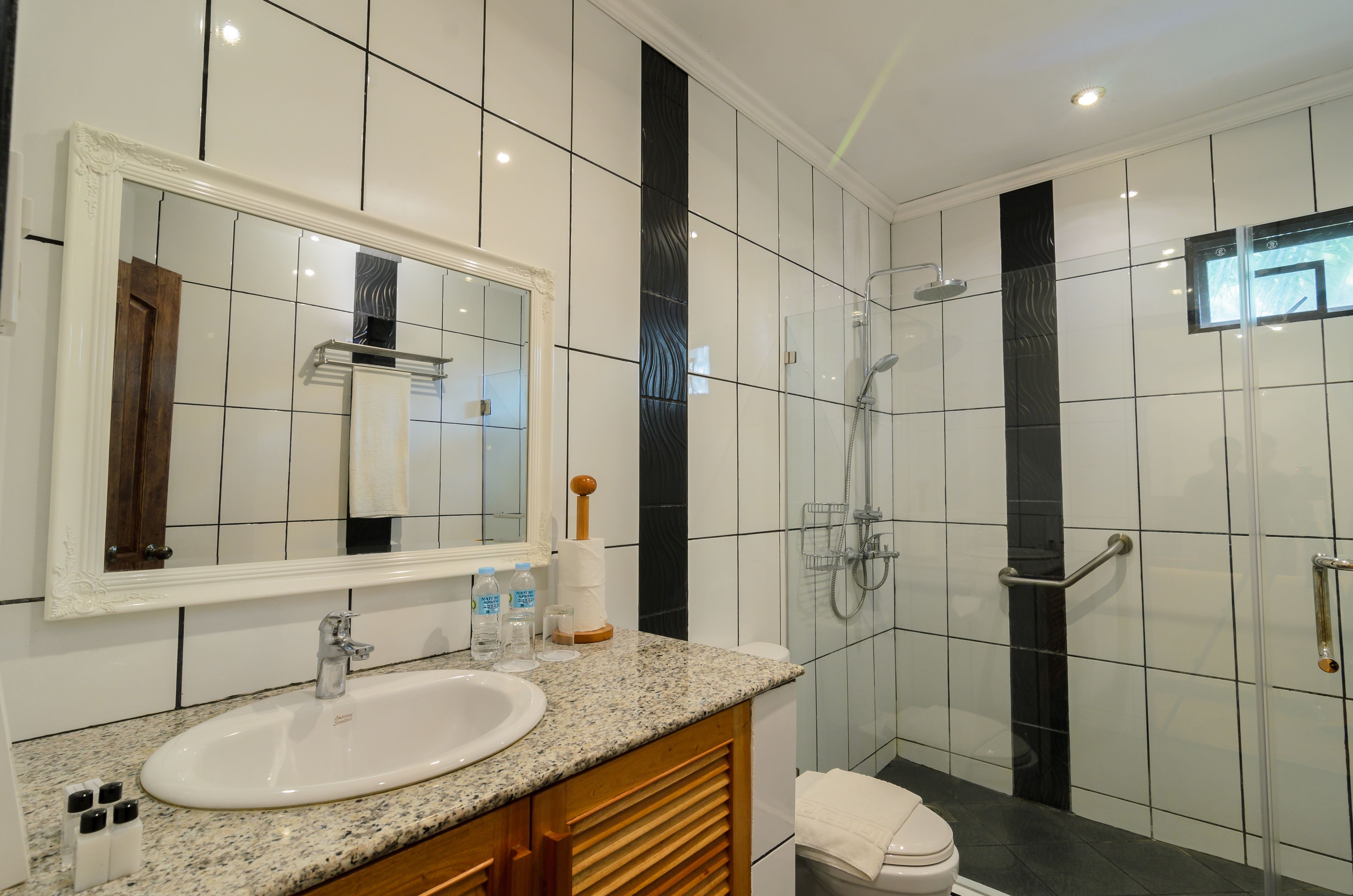 family room, sea view, 2 bedrooms | bathroom | shower, towels