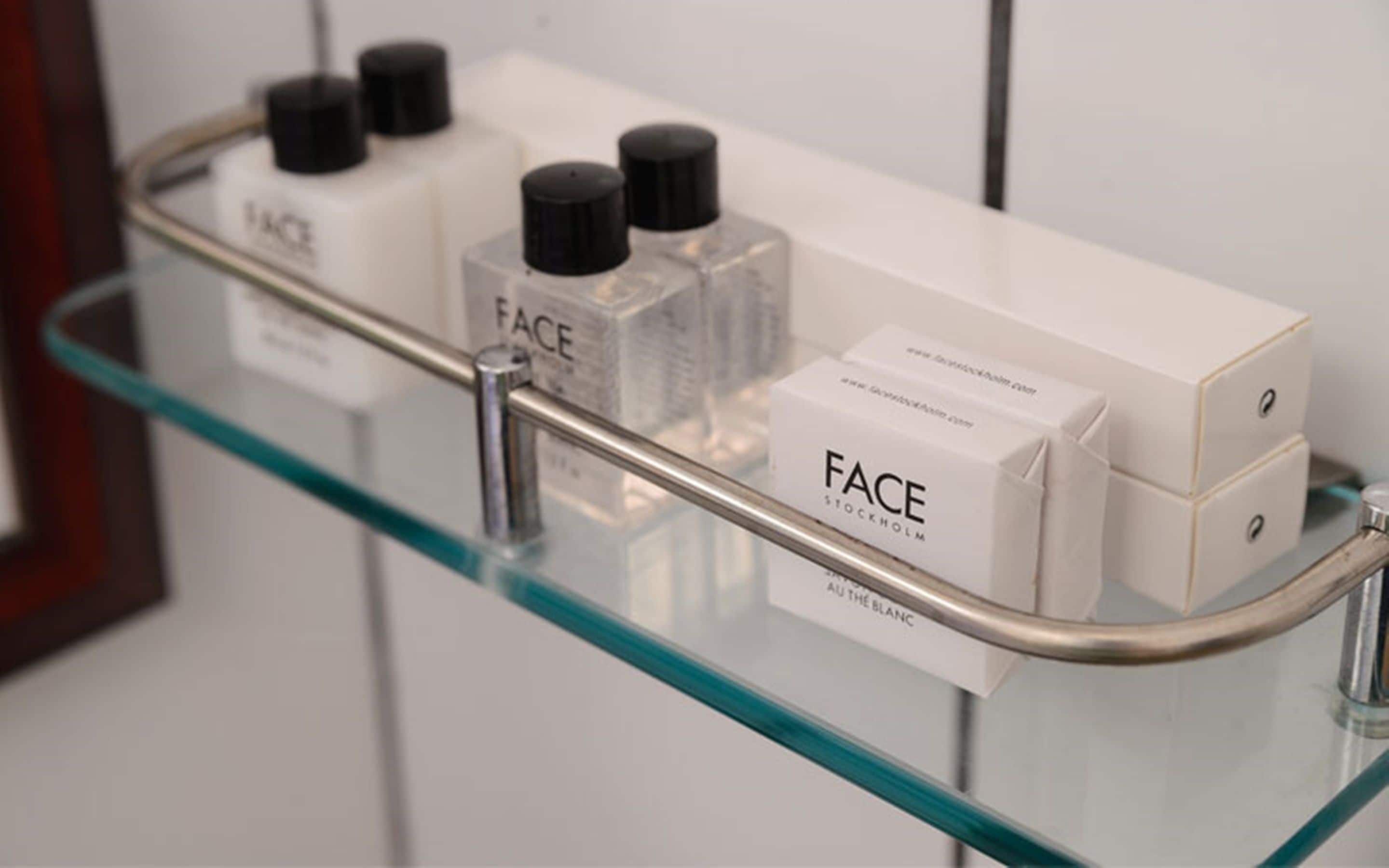 family room, sea view, 1 bedroom | bathroom amenities | shower, towels