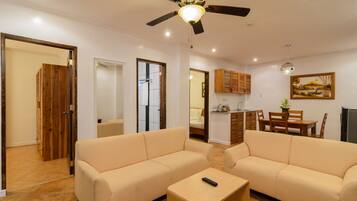 Habitación familiar, 2 habitaciones, vista al mar | Área de sala de estar