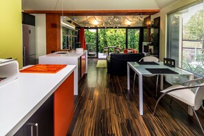 Luxury Apartment, 1 Queen Bed, Kitchen, Courtyard Area | In-room dining - Corinda Contemporary (Glebe)