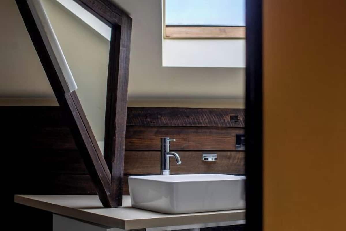 Badkamer | Gratis toiletartikelen, een haardroger, badjassen, handdoeken