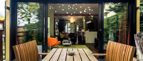 Luxury Apartment, 1 Queen Bed, Kitchen, Courtyard Area | Interior detail