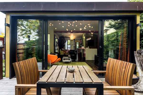 Luxury Apartment, 1 Queen Bed, Kitchen, Courtyard Area | Interior detail