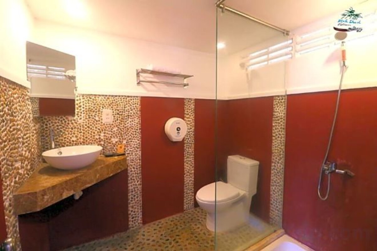 Banheiro | Chuveiro, produtos de toalete grátis, secador de cabelo, chinelos