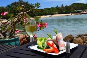 Outdoor dining - Whale Island Resort (Van Ninh)