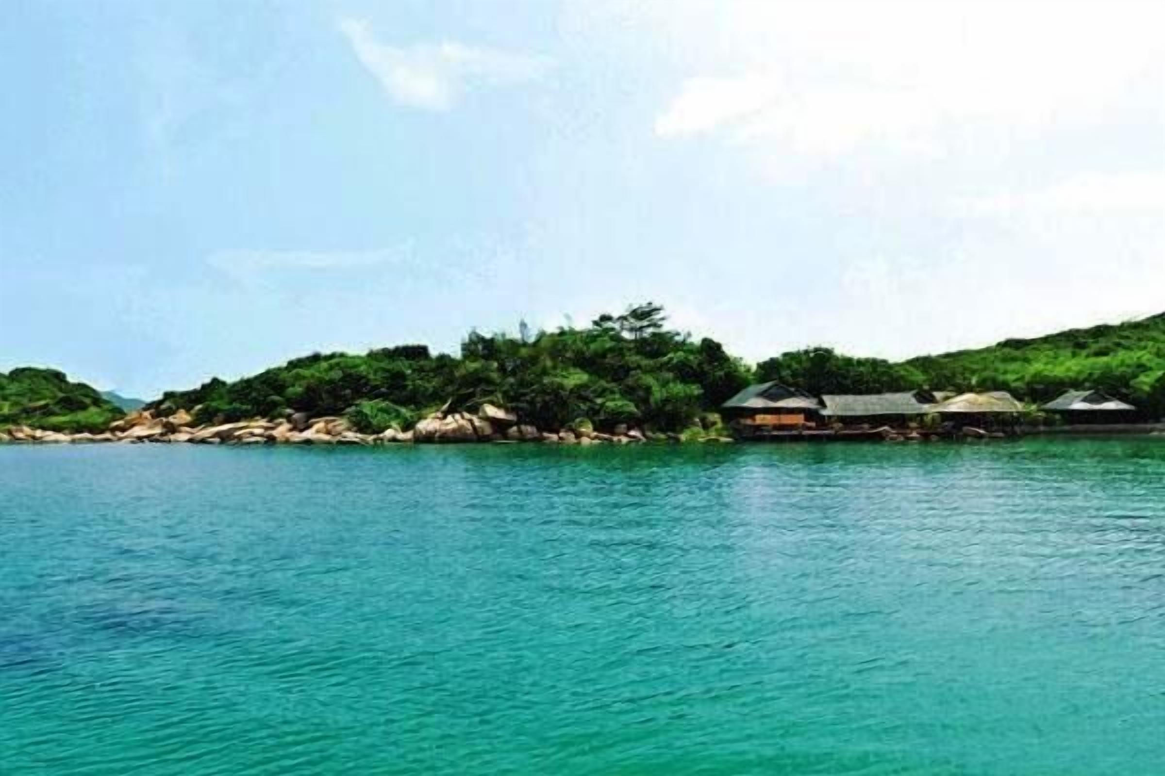 on the beach, white sand, scuba diving, snorkelling