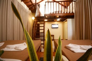 Muebles diferentes y ropa de cama 