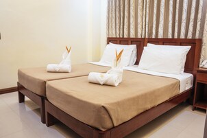 Muebles diferentes y ropa de cama 