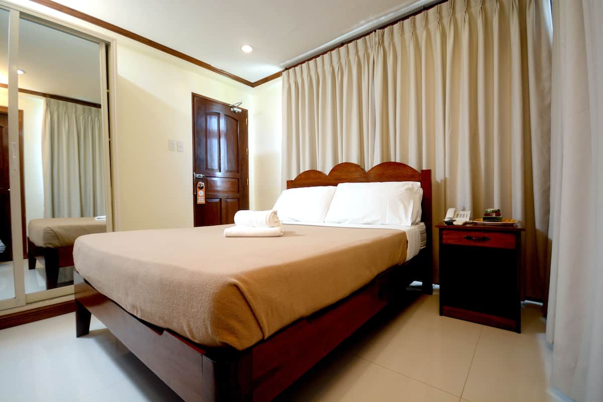 Deluxe Double Room | Individually furnished, bed sheets