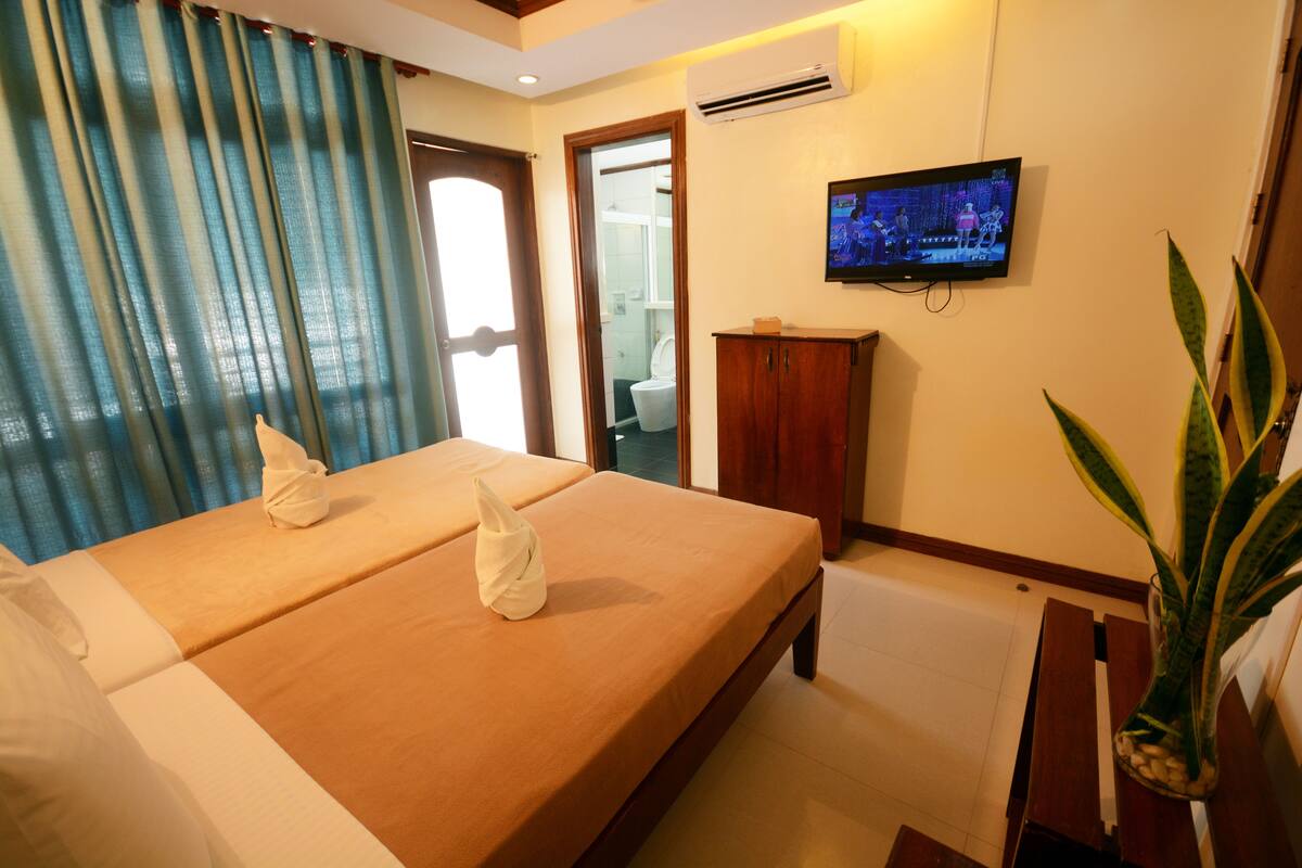 Deluxe Room, 2 Single Beds | Individually furnished, bed sheets